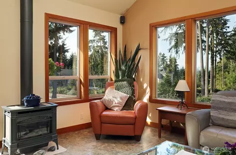 Living - 381 Lake Hancock Dr, Coupeville, WA 98239 photo 1 of 2