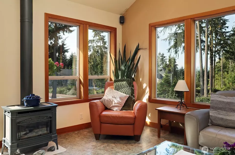 Living - 381 Lake Hancock Dr, Coupeville, WA 98239 photo 1 of 2