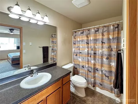 Bath - 334 Pacific Loop, Kittitas, WA 98934 photo 2 of 3