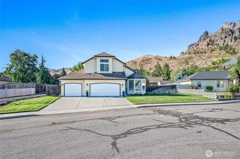 1232 Gossman Ln, Wenatchee, WA 98801