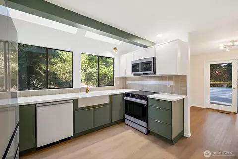 Kitchen - 21911 4th Ave SE, Bothell, WA 98021 photo 3 of 4
