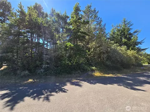 735 Pennisula Ct SE, Ocean Shores, WA 98569