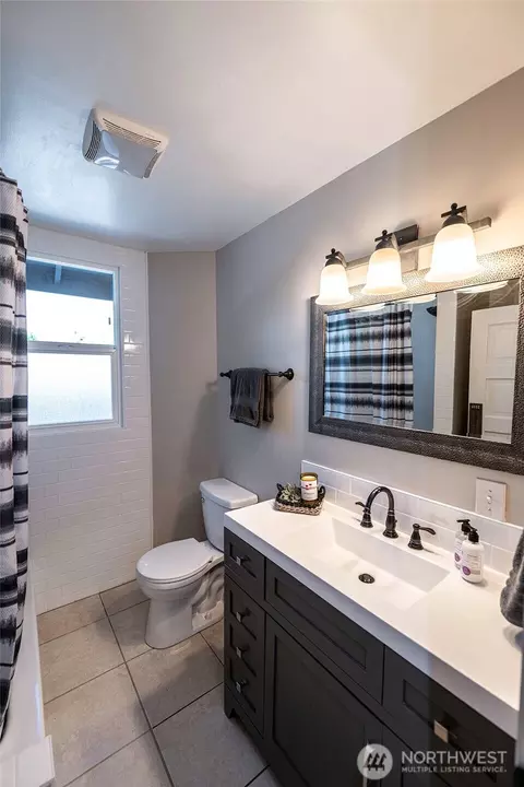Bath - 552 E Chestnut St, Walla Walla, WA 99362 photo 1 of 2