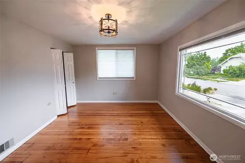 Bedroom - 552 E Chestnut St, Walla Walla, WA 99362 photo 1 of 6