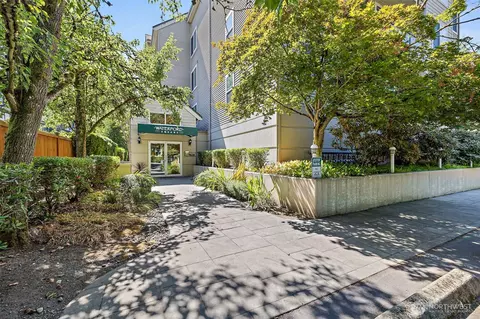 6831 NE 170th St #306, Kenmore, WA 98028