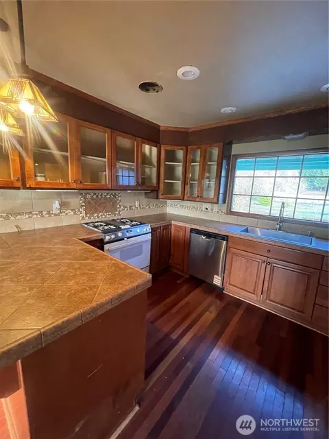 Kitchen - 16 Urych Rd, Raymond, WA 98577 photo 2 of 2