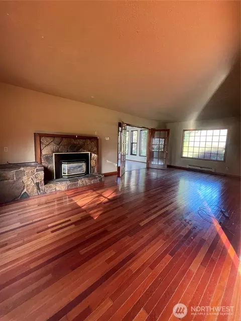 Living - 16 Urych Rd, Raymond, WA 98577 photo 4 of 6