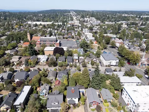View/Area - 136 N 77th St, Seattle, WA 98103 photo 2 of 5