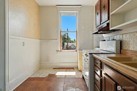 Kitchen - 136 N 77th St, Seattle, WA 98103 photo 3 of 4