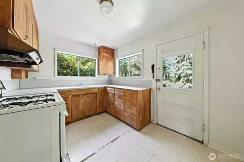 Kitchen - 136 N 77th St, Seattle, WA 98103 photo 2 of 4