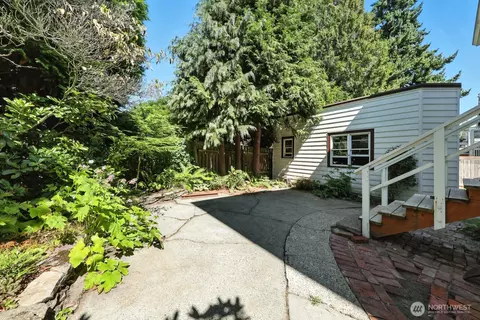 Exterior - 136 N 77th St, Seattle, WA 98103 photo 3 of 4