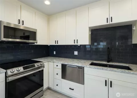 Kitchen - 1301 S 3rd Ave #LWR-1A, Sequim, WA 98382 photo 2 of 2