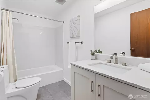 Bath - 10420 9th Dr SE, Everett, WA 98208 photo 2 of 2