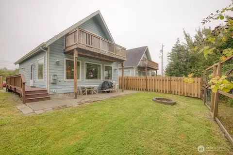 133 N 1st St, Pacific Beach, WA 98571