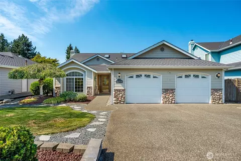 17712 W Country Club Dr, Arlington, WA 98223