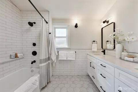 Bath - 2111 E Pine St, Seattle, WA 98122 photo 3 of 3