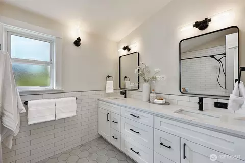 Bath - 2111 E Pine St, Seattle, WA 98122 photo 2 of 3