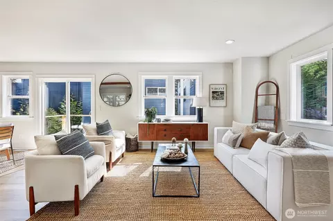 Living - 2111 E Pine St, Seattle, WA 98122 photo 2 of 4