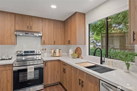 Kitchen - 305 161st Pl SE, Bothell, WA 98012 photo 3 of 5