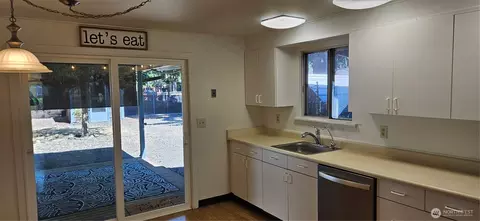 Kitchen - 16719 17th Ave E, Spanaway, WA 98387 photo 2 of 3
