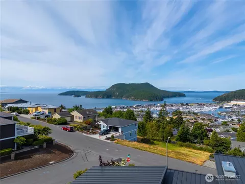 2016 Piper Cir, Anacortes, WA 98221