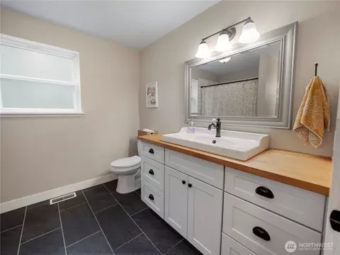 Bath - 27721 SE 468th St, Enumclaw, WA 98022 photo 1 of 4