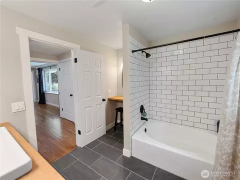 Bath - 27721 SE 468th St, Enumclaw, WA 98022 photo 2 of 4