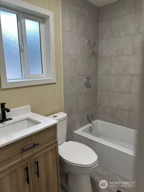 Bath - 317 17th Ave, Longview, WA 98632 photo 1 of 6