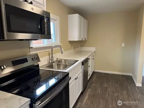 Kitchen - 317 17th Ave, Longview, WA 98632 photo 2 of 3