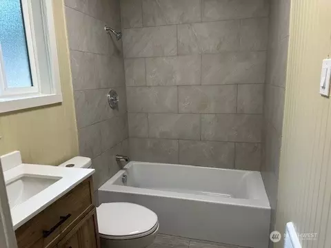 Bath - 317 17th Ave, Longview, WA 98632 photo 4 of 6