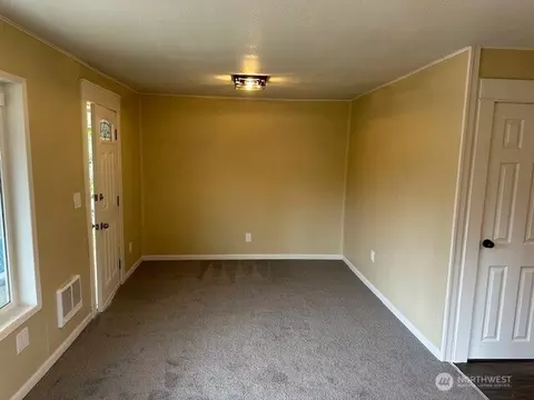 Living - 317 17th Ave, Longview, WA 98632 photo 1 of 3