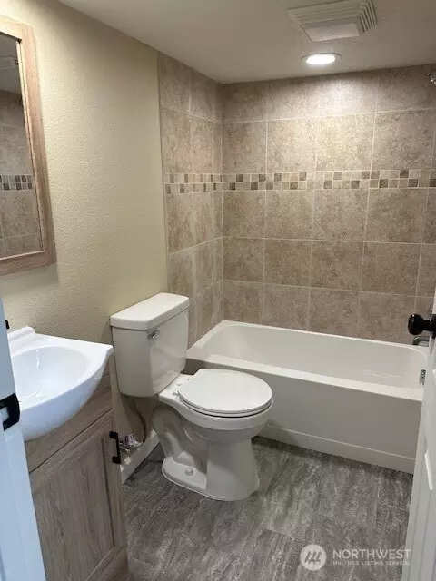 Bath - 317 17th Ave, Longview, WA 98632 photo 6 of 6