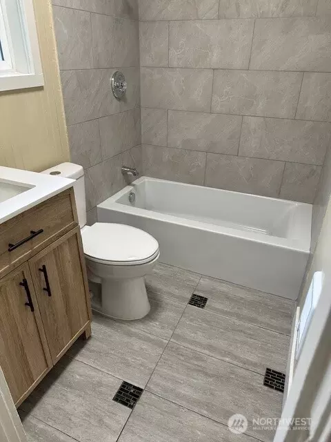 Bath - 317 17th Ave, Longview, WA 98632 photo 2 of 6
