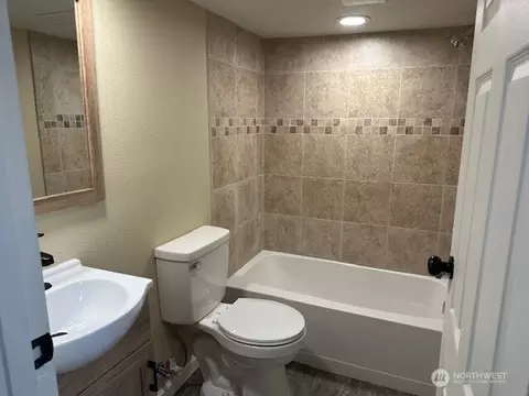 Bath - 317 17th Ave, Longview, WA 98632 photo 5 of 6