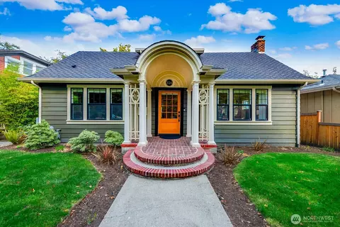 326 22nd Ave E, Seattle, WA 98112