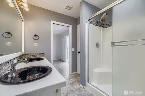 Bath - 3921 High St, Everett, WA 98201 photo 3 of 4