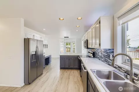 Kitchen - 3921 High St, Everett, WA 98201 photo 2 of 4