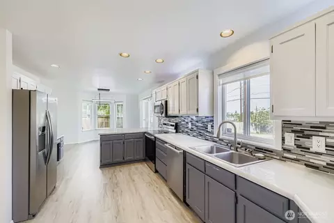 Kitchen - 3921 High St, Everett, WA 98201 photo 3 of 4