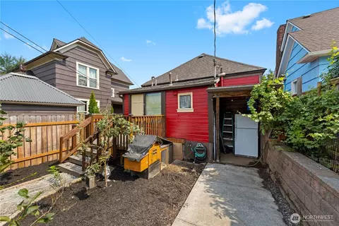 Exterior - 2018 Rockefeller Ave, Everett, WA 98201 photo 4 of 12
