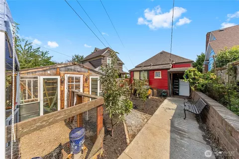 Exterior - 2018 Rockefeller Ave, Everett, WA 98201 photo 5 of 12