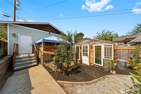 Exterior - 2018 Rockefeller Ave, Everett, WA 98201 photo 9 of 12