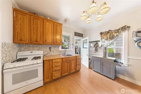 Kitchen - 2018 Rockefeller Ave, Everett, WA 98201 photo 3 of 4