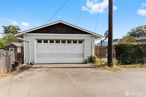 Exterior - 2018 Rockefeller Ave, Everett, WA 98201 photo 10 of 12