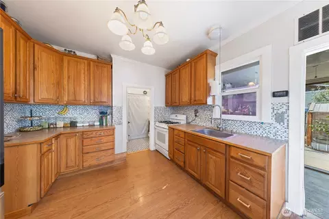 Kitchen - 2018 Rockefeller Ave, Everett, WA 98201 photo 1 of 4