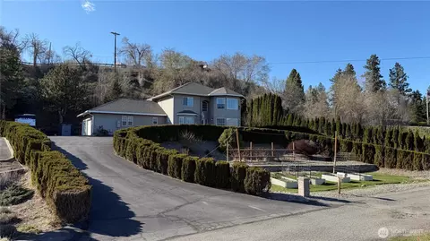 6 Valley View Park Dr, Omak, WA 98841