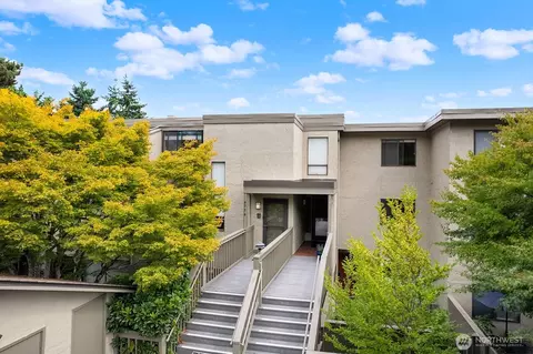 6714 Park Point Way NE, Seattle, WA 98115