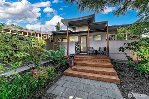123 N 40th St, Seattle, WA 98103