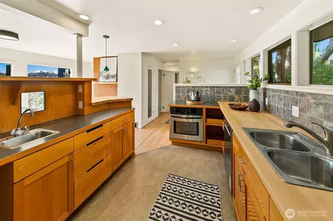 123 N 40th St, Seattle, WA 98103 photo 6