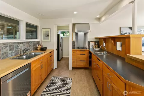 123 N 40th St, Seattle, WA 98103 photo 5
