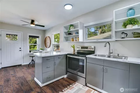 Kitchen - 911 Hunt Ave, Sumner, WA 98390 photo 2 of 2
